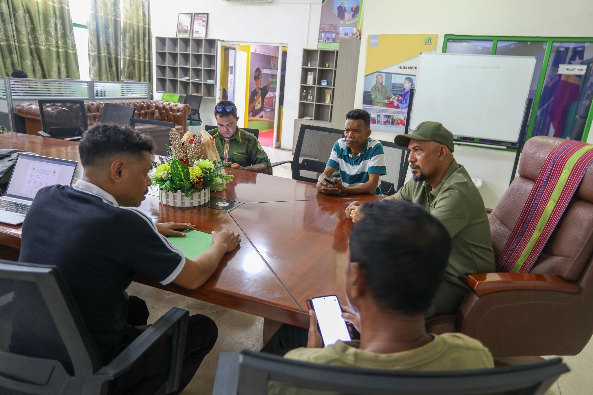 𝗣𝗿𝗲𝘇𝗶𝗱𝗲𝗻𝘁𝗲 𝗟𝗲𝗼𝗯𝗮𝗹𝗶 𝗞𝗼𝗻𝘃𝗶𝗱𝗮 𝗦𝗲𝗸𝗿𝗲𝘁á𝗿𝗶𝘂 𝗘𝘀𝘁𝗮𝗱𝘂 𝗞𝗼𝗼𝗽𝗲𝗿𝗮𝘁𝗶𝘃𝗮𝘀 𝗔𝘁𝘂 𝗣𝗮𝗿𝘁𝗶𝘀𝗶𝗽𝗮 𝗙𝗲𝘀𝘁𝗶𝘃𝗮𝗹 𝗞𝗮𝗳é 𝗟𝗲𝗼𝗯𝗮𝗹𝗶 𝗶𝗵𝗮 𝗟𝗲𝗼𝗿𝗲𝗺𝗮.